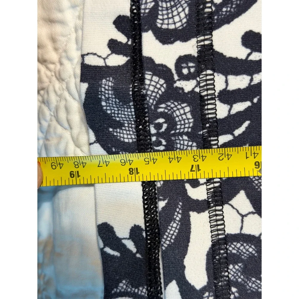 Lululemon Tank Top Women 6 Black White Paisley Floral Lace Scoop Neck Racerback